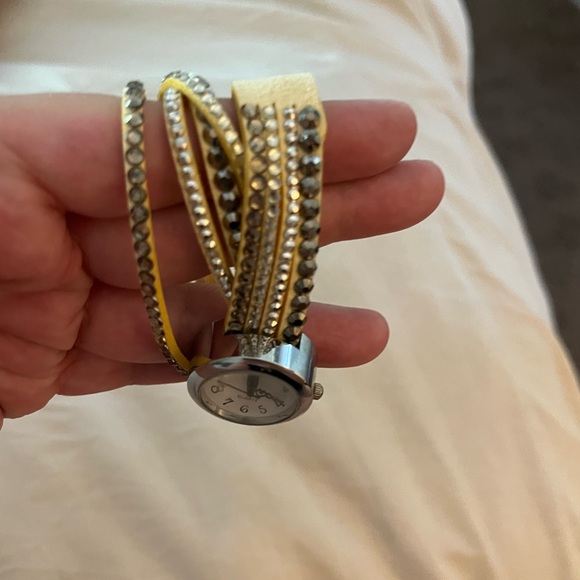 Yellow watch - Picture 4 of 7